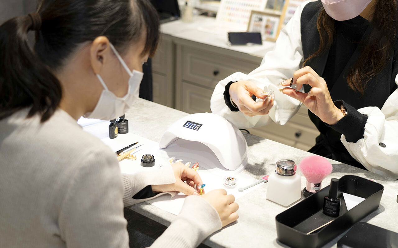 フリータイム制のじっくりと学べるネイルレッスン